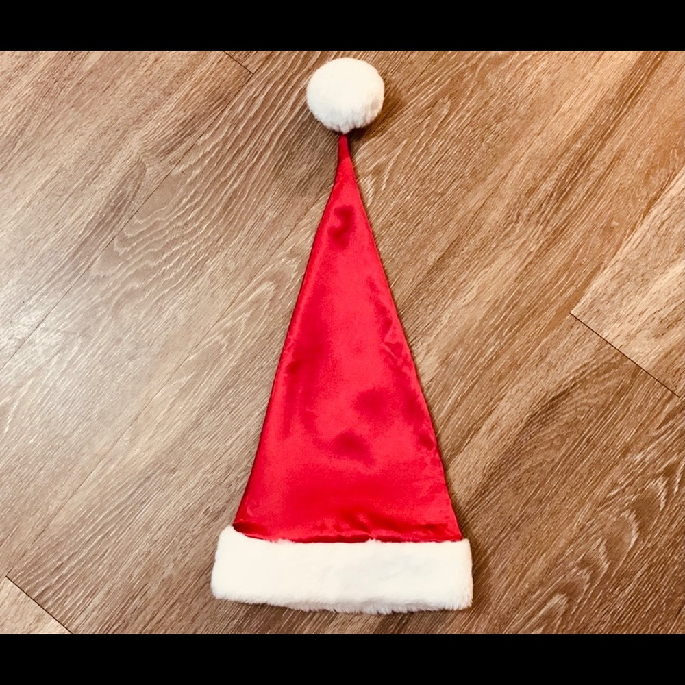 I’m not selling I’m in search of this hat!! Victoria secret Santa hat in red ❤️